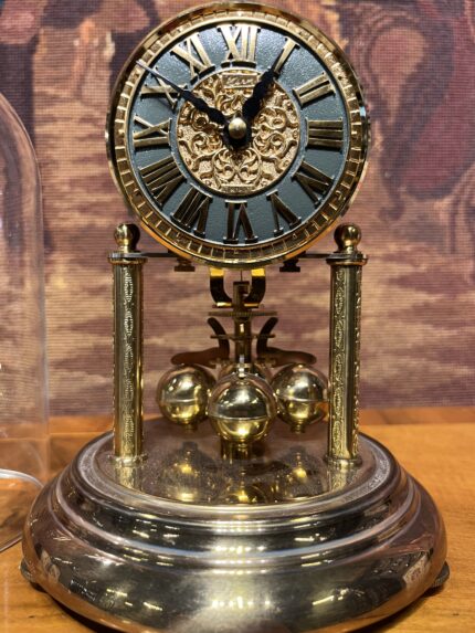 Antika 4 Küreli Döner Mekanizmalı Masa Saati – Pirinç Gövde, Cam Kubbe, Vintage Dekoratif Saat