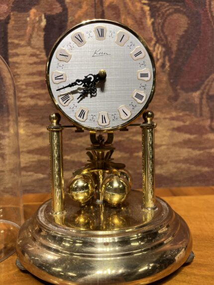 Vintage Cam Fanuslu Kurmalı Masa Saati – Dekoratif Antika Saat  Pirinç Detaylı