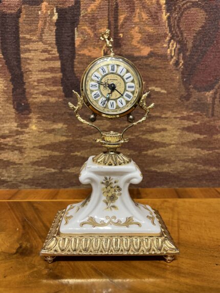 Antika Tarz Porselen Tabanlı Altın İşlemeli Dekoratif Masa Saati – Vintage Avrupa Model
