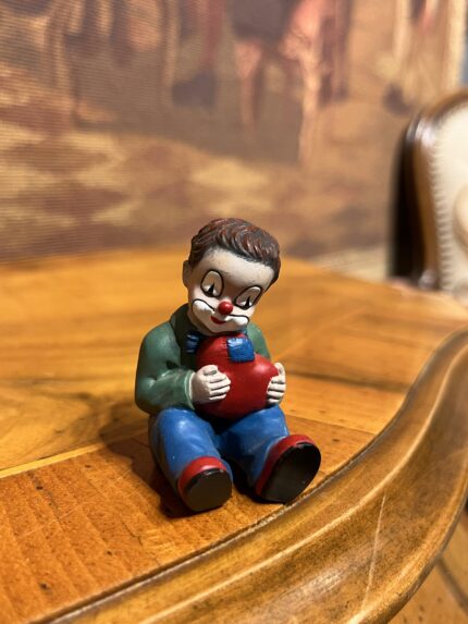 Gilde Clowns Koleksiyonluk Mini Palyaço Biblo – Elinde Kalpli Dekoratif Figür 5x3 cm