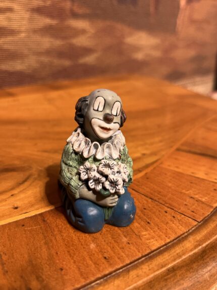 Gilde Clowns Mini Palyaço Biblo – Elinde Çiçek Tutan Figür – 5x3 cm Koleksiyonluk