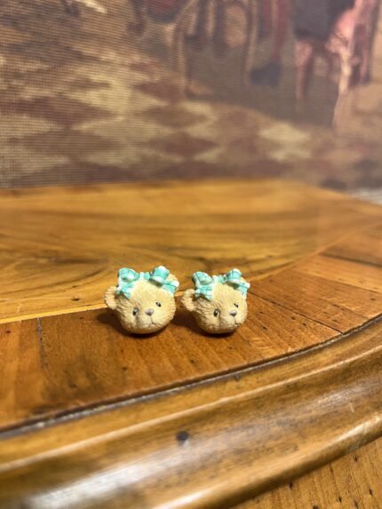 Mini Ayıcık Küpe SET – Yeşil Fiyonklu Sevimli Figürlü Vintage 2x2 cm