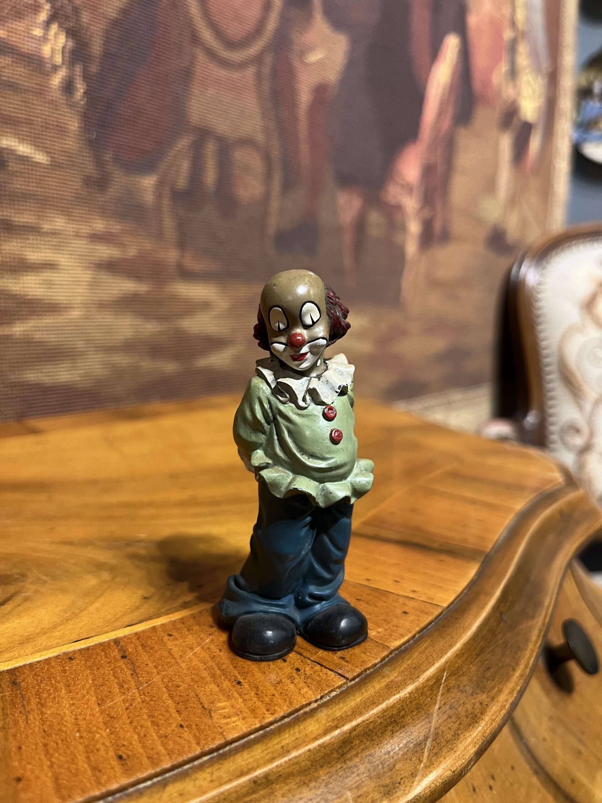 IMG_3574-scaled-1.jpg Vintage Gilde Clowns Palyaço Biblo – Elinde Çiçek Tutan Dekoratif Mini Figür – 8x3 cm - Görsel 1