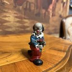 Vintage Palyaço Biblo Çiçek Tutan Figür – Dekoratif Koleksiyonluk Antika Obje (7x6 cm)