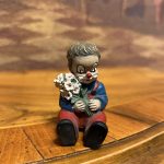 Gilde Clowns Etiketli Vintage Palyaço Biblo – Çiçek Tutan Figür 5x3 cm | Koleksiyonluk