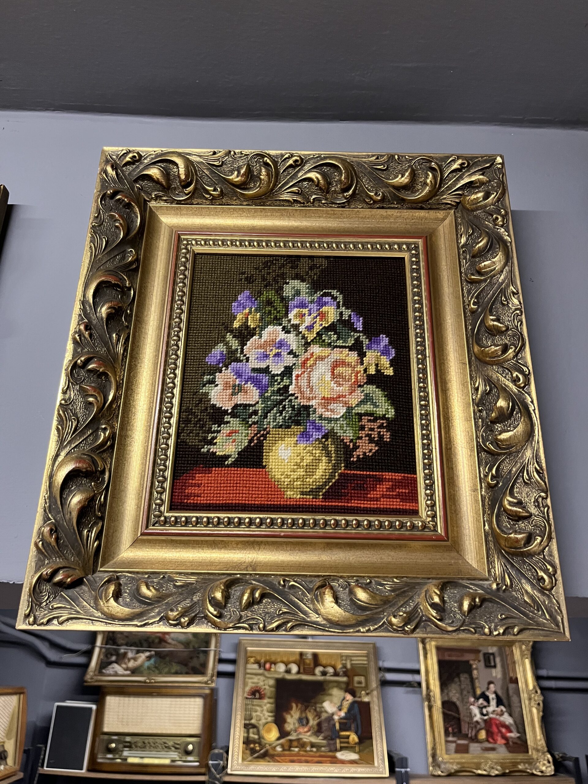 IMG_4190-scaled-1.jpg El İşçiliği Goblen İşlemeli Çiçek Temalı Tablo – Altın Varak Çerçeveli (40x36 cm) - Görsel 1