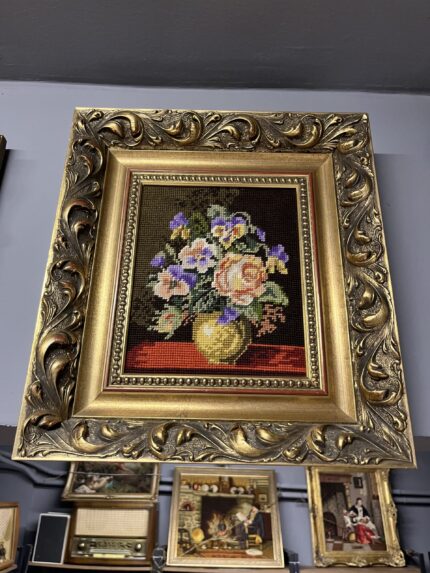 El İşçiliği Goblen İşlemeli Çiçek Temalı Tablo – Altın Varak Çerçeveli (40x36 cm)