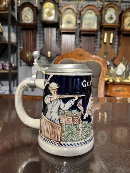 Vintage Gerz Kapaklı Seramik Kupa Bardak – “Gut Schuss” Avcı Temalı Alman Koleksiyonluk (16x10 cm)