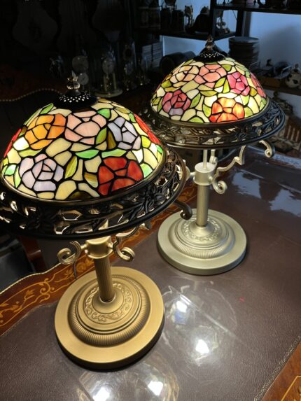 Vintage Tiffany Tarzı Vitray Masa Lambası Çift Set – El İşçiliği Cam Mozaik Abajur (55x35 cm)