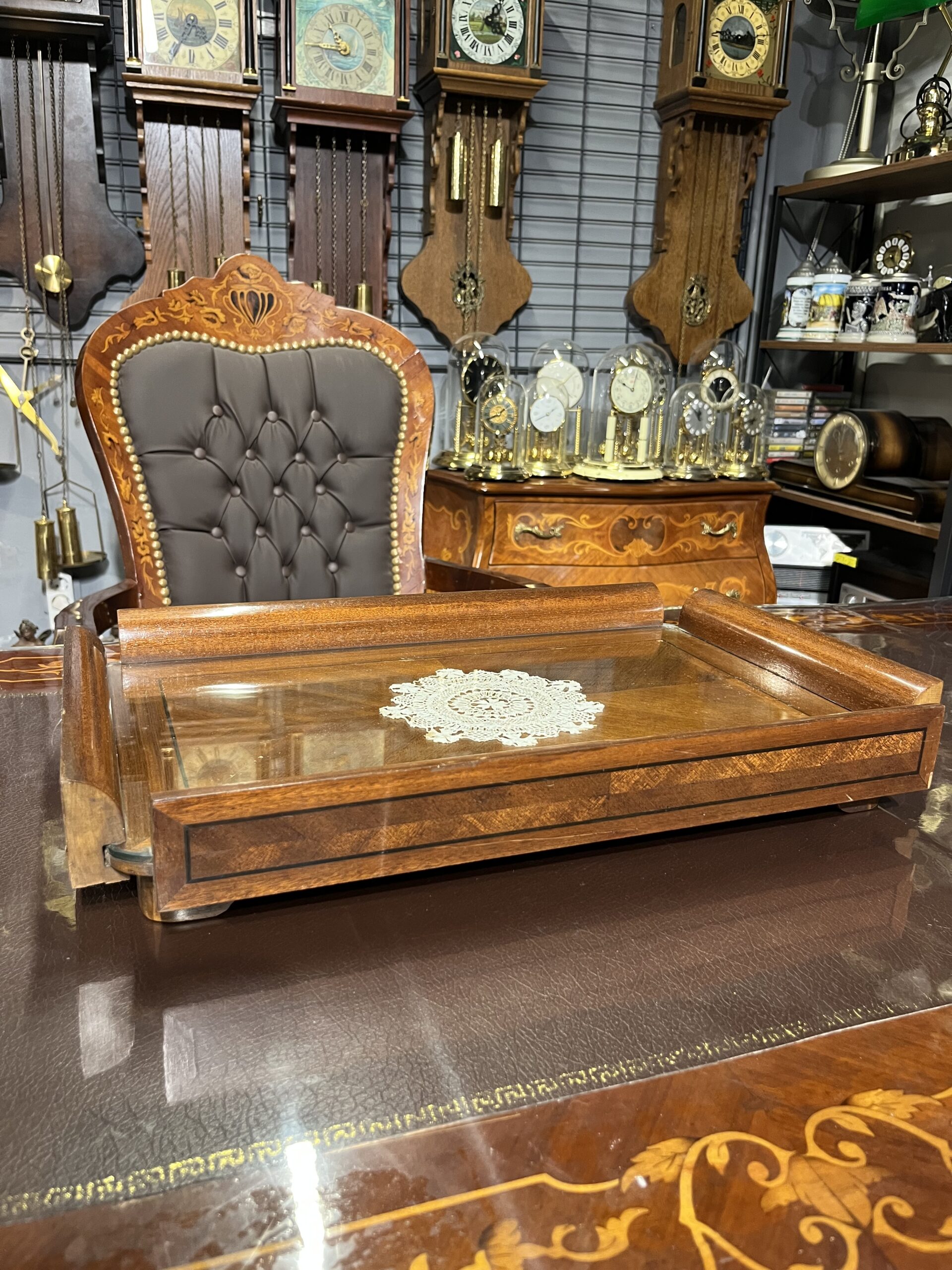 IMG_4654-scaled-1.jpg Vintage Ahşap Camlı Servis Tepsisi – El İşçilikli Dekoratif Tepsi 48x30 cm - Görsel 1