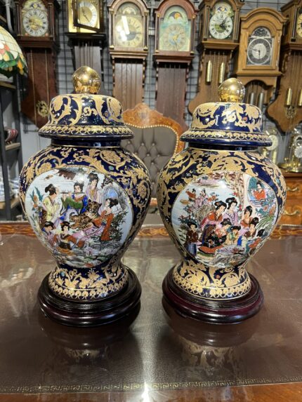 Vintage Çin Motifli Kapaklı Dekoratif Vazo Çift Set – El İşçiliği Detaylı (40x21 cm)