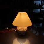 Vintage Seramik Gövdeli Cam Şapkalı Masa Lambası – Dekoratif (26x24 cm)