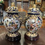 Vintage Çin Motifli Kapaklı Dekoratif Vazo Çift Set – El İşçiliği Detaylı (40x21 cm)