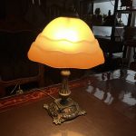 Vintage Bronz Ayaklı Cam Şapkalı Masa Lambası – Klasik Dekoratif (40x30 cm)